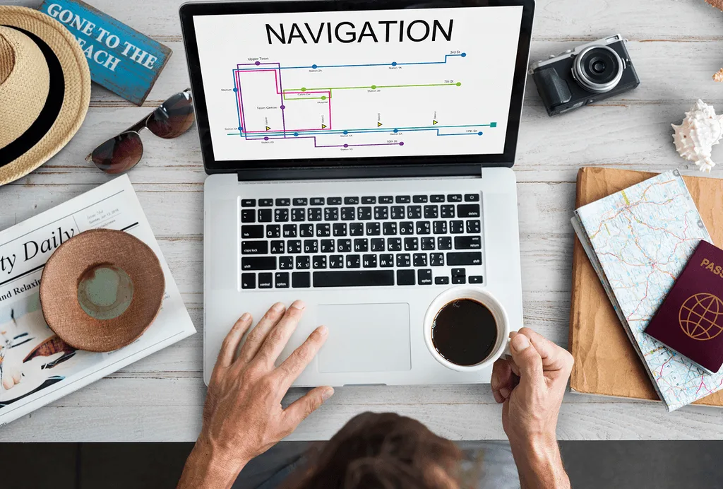 Ordinateur avec la navigation d'un site web à l'écran