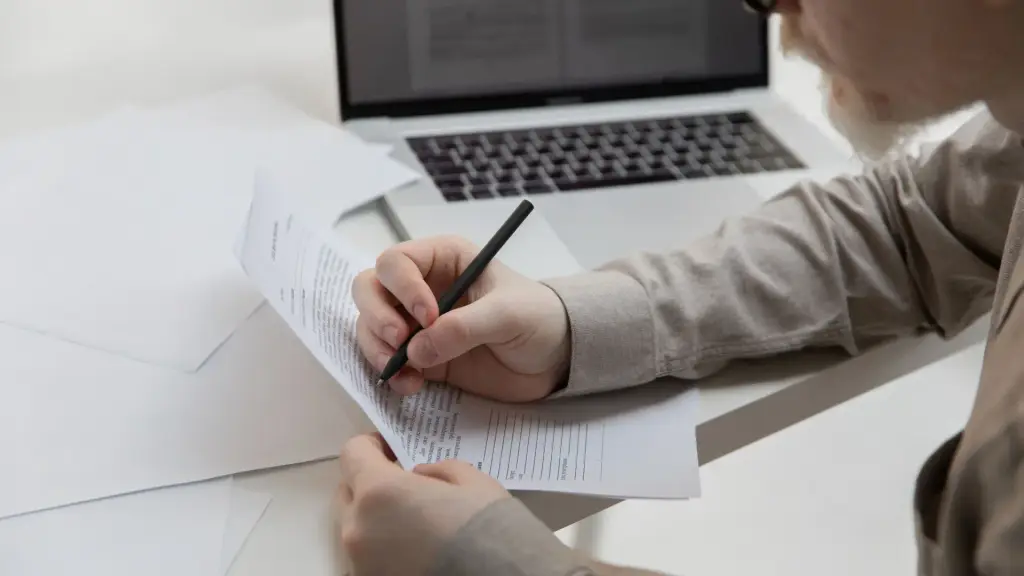 Responsable qui relit le cahier des charges d'une refonte de logo