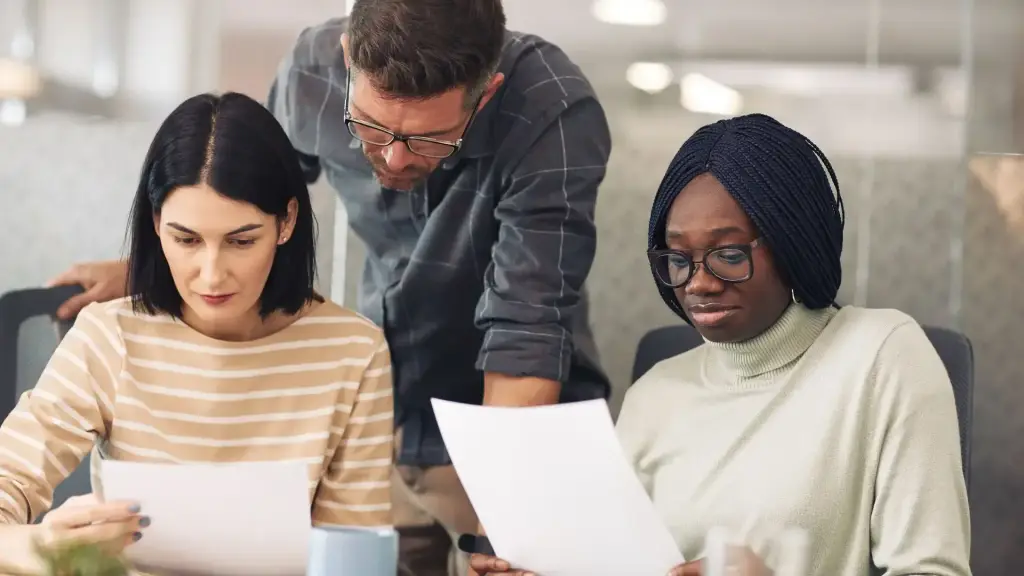 Équipe qui valide les documents imprimés aux couleurs du nouveau logo