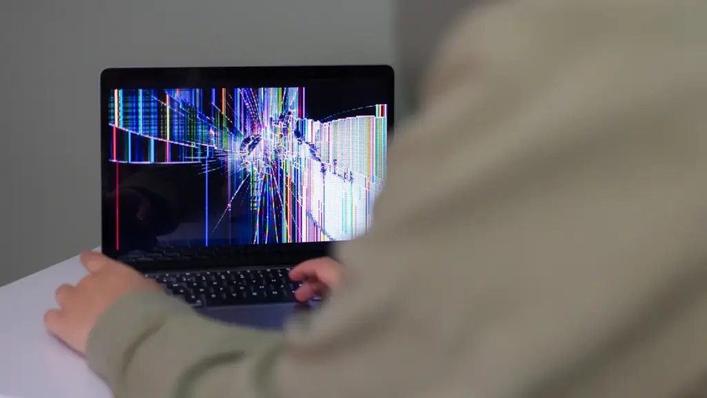 Technicien qui diagnostique une erreur sur un site internet en production