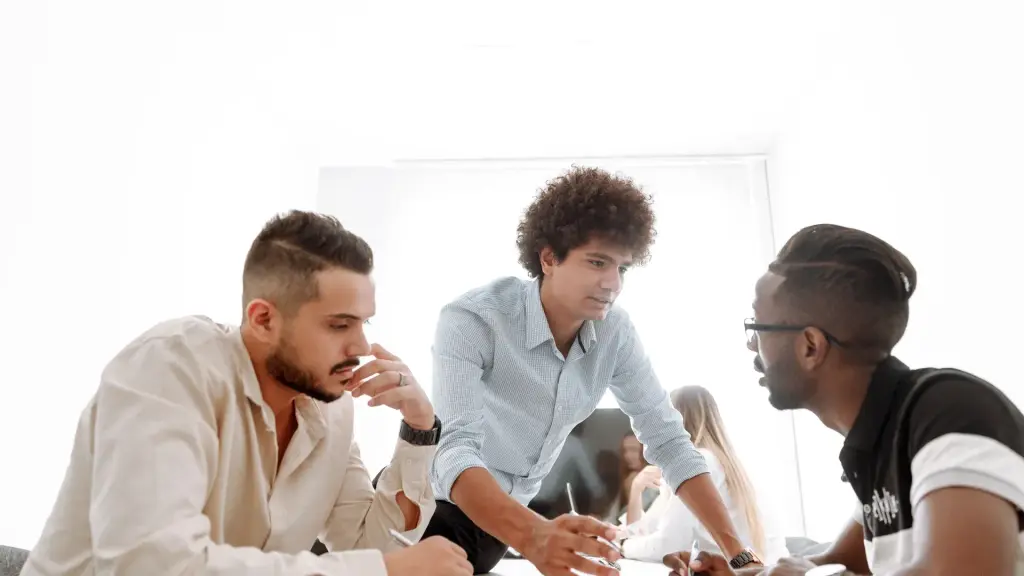 Équipe qui compare les formules d'un contrat de maintenance de site web