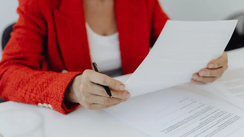 Dirigeant qui relit les clauses de son contrat de maintenance web
