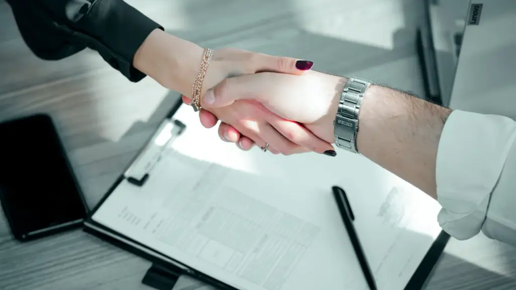 Signature d'un contrat de maintenance de site internet entre une PME et son agence