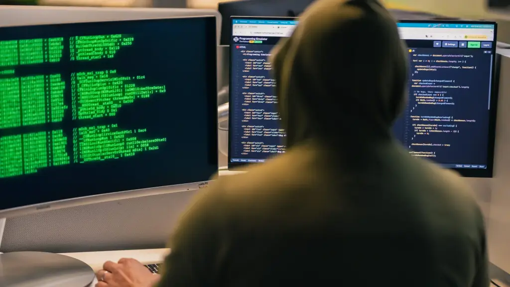 Développeur qui applique les mises à jour de maintenance sur un site internet