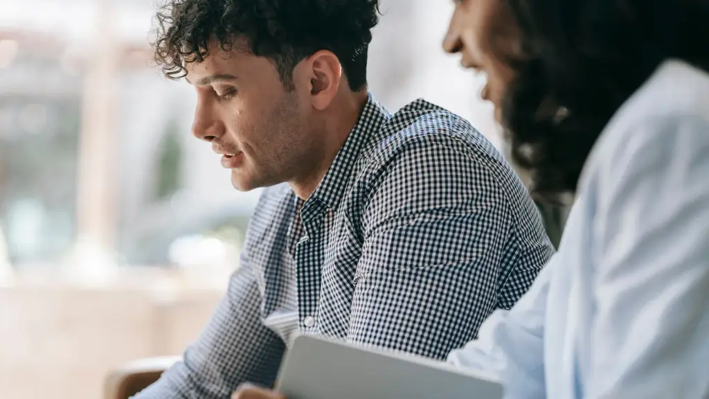 Dirigeant qui pose ses questions à son prestataire avant de signer un contrat de maintenance
