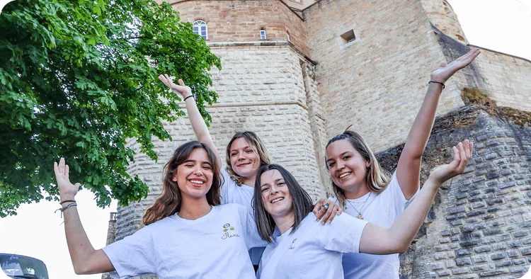 Les filles qui tiennent l'association