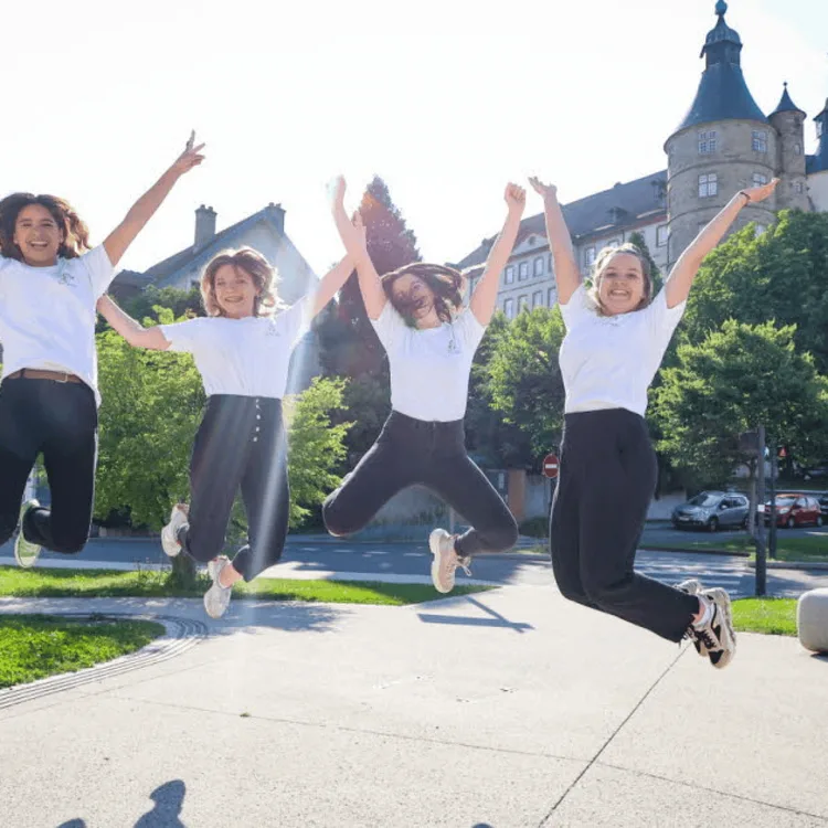 Les filles qui tiennent l'association enjouées