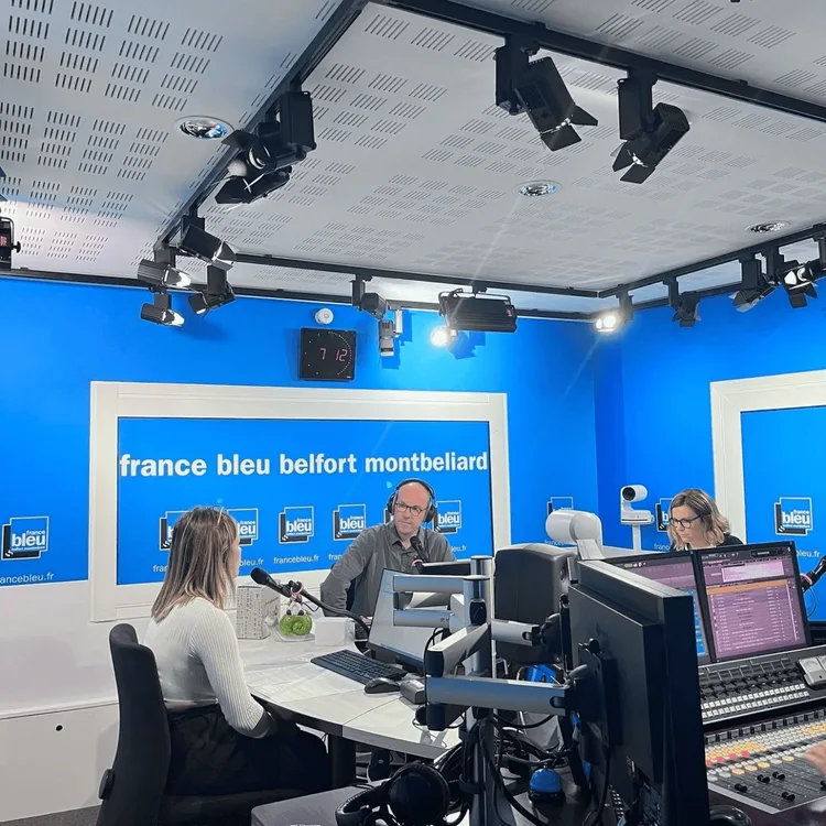 Les filles membres de l'association sur France bleu