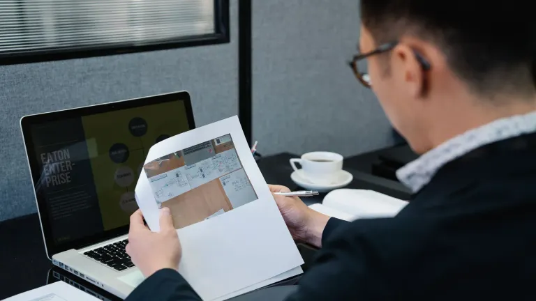 Dirigeant de PME lyonnaise qui analyse les statistiques de visibilite Google de son site