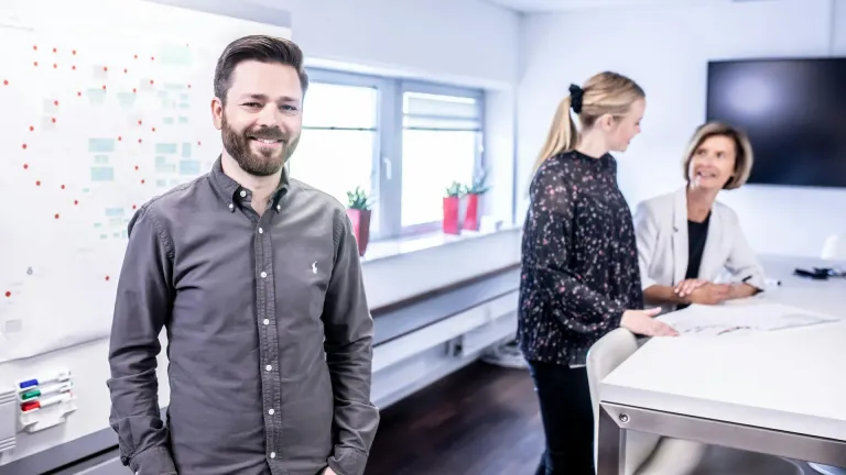 Chef d entreprise qui recherche sa PME locale dans Google AI Mode sur smartphone