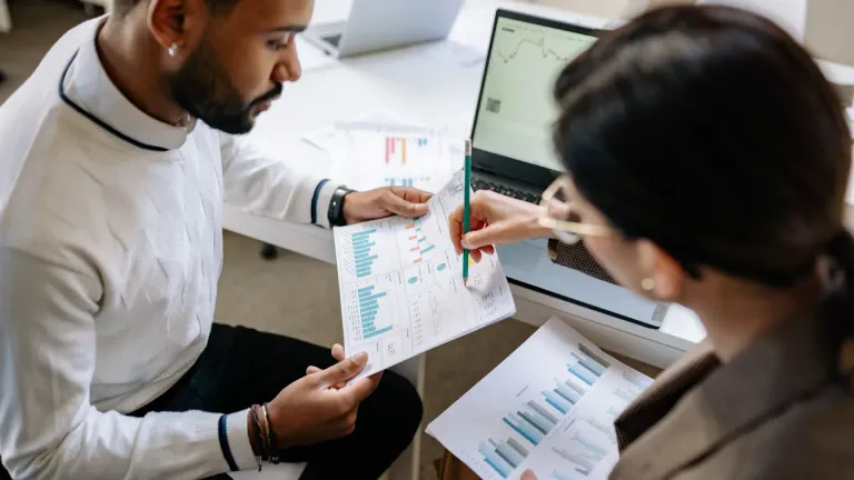 Dirigeant de PME qui analyse le rapport d'audit SEO de son site web