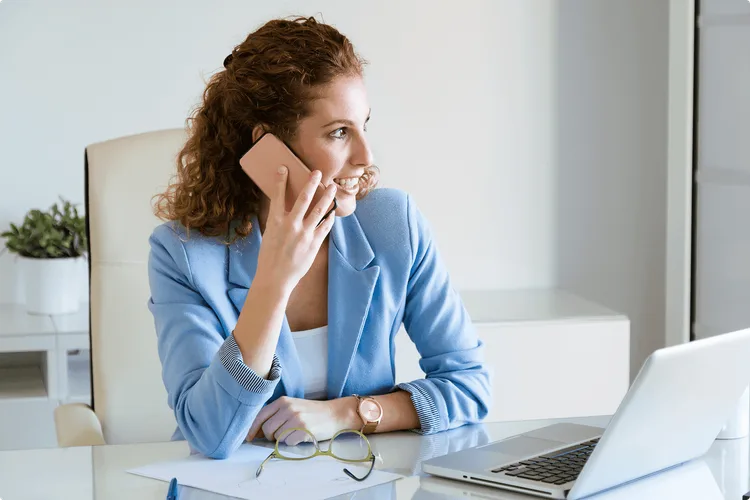 Femme en appel de prospection