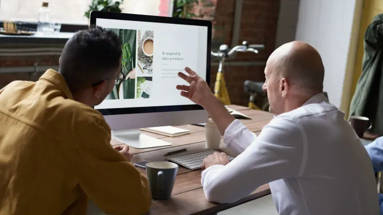 Designer qui présente un bouton call to action à une dirigeante de PME