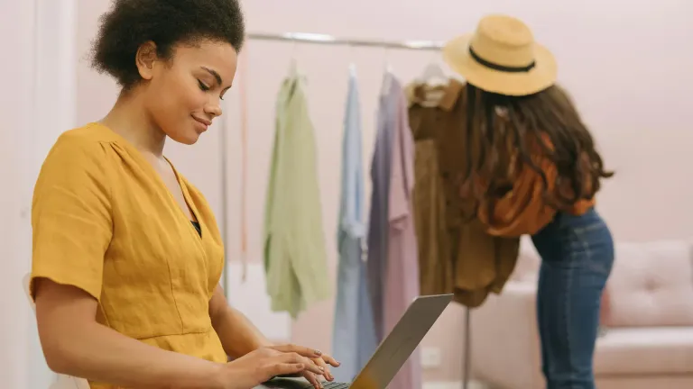 Dirigeant PME qui configure sa boutique en ligne e-commerce en 2026