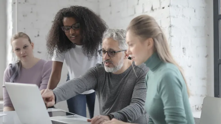 Dirigeante de PME qui hésite à créer son site avec un outil IA au bureau