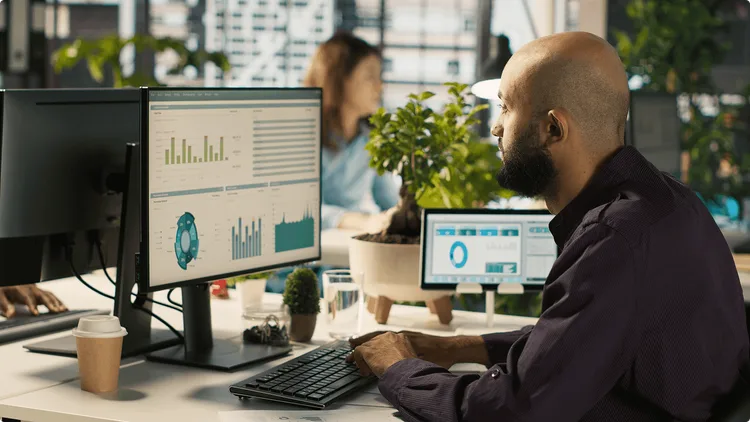 Homme analysant les statistiques de son site sur son ordinateur