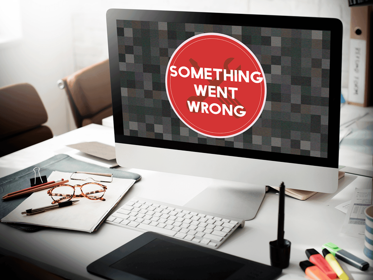Ordinateur affichant "SOMETHING WENT WRONG"