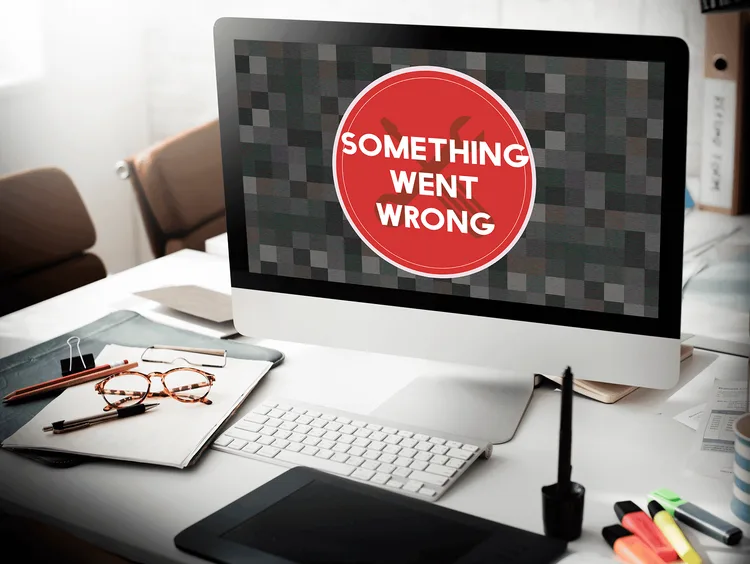 Ordinateur affichant "SOMETHING WENT WRONG"