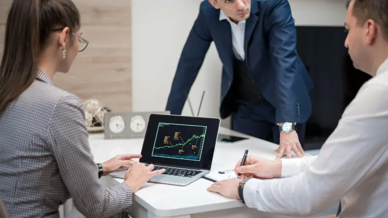 Equipe PME qui analyse les données de trafic Google après le Core Update mai 2026