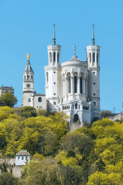 La basilique de Fourvière surplombant Lyon — agence web Najumi
