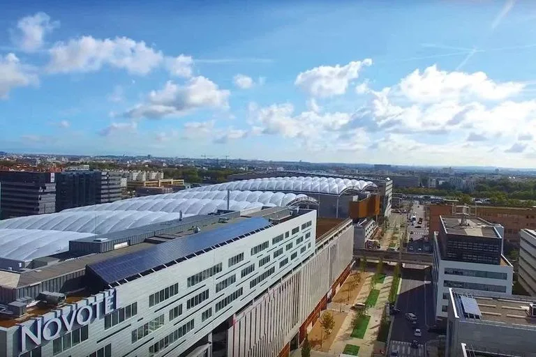 Vue aérienne par drone d'un hôtel Novotel filmée par AWD Productions