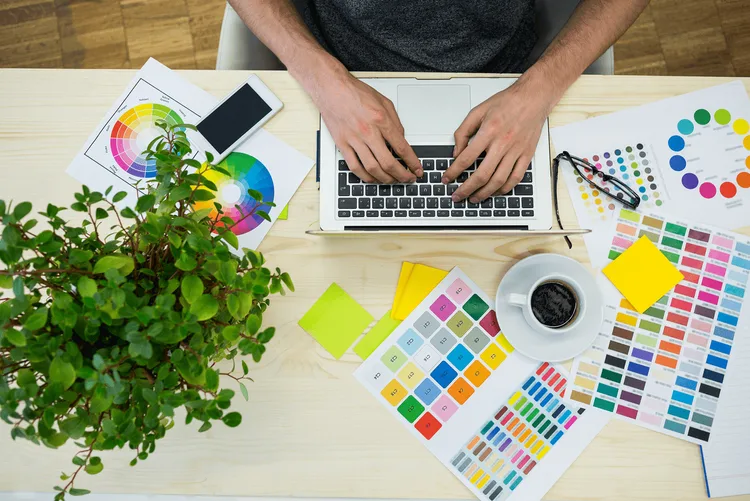 Palette de couleurs avec postits et autocollants