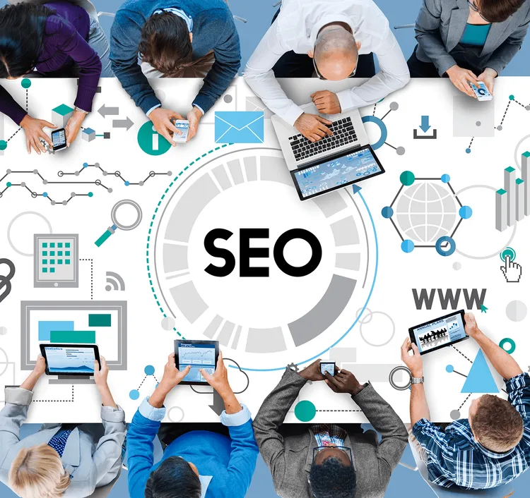 collègues autour d'une table avec des éléments SEO dessus