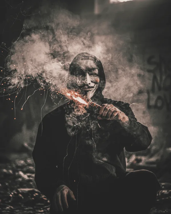 Anonymous tenant un pétard