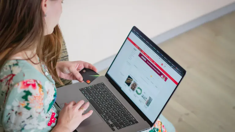 Dirigeant de PME qui compare Shopify, WooCommerce et PrestaShop pour sa boutique en ligne