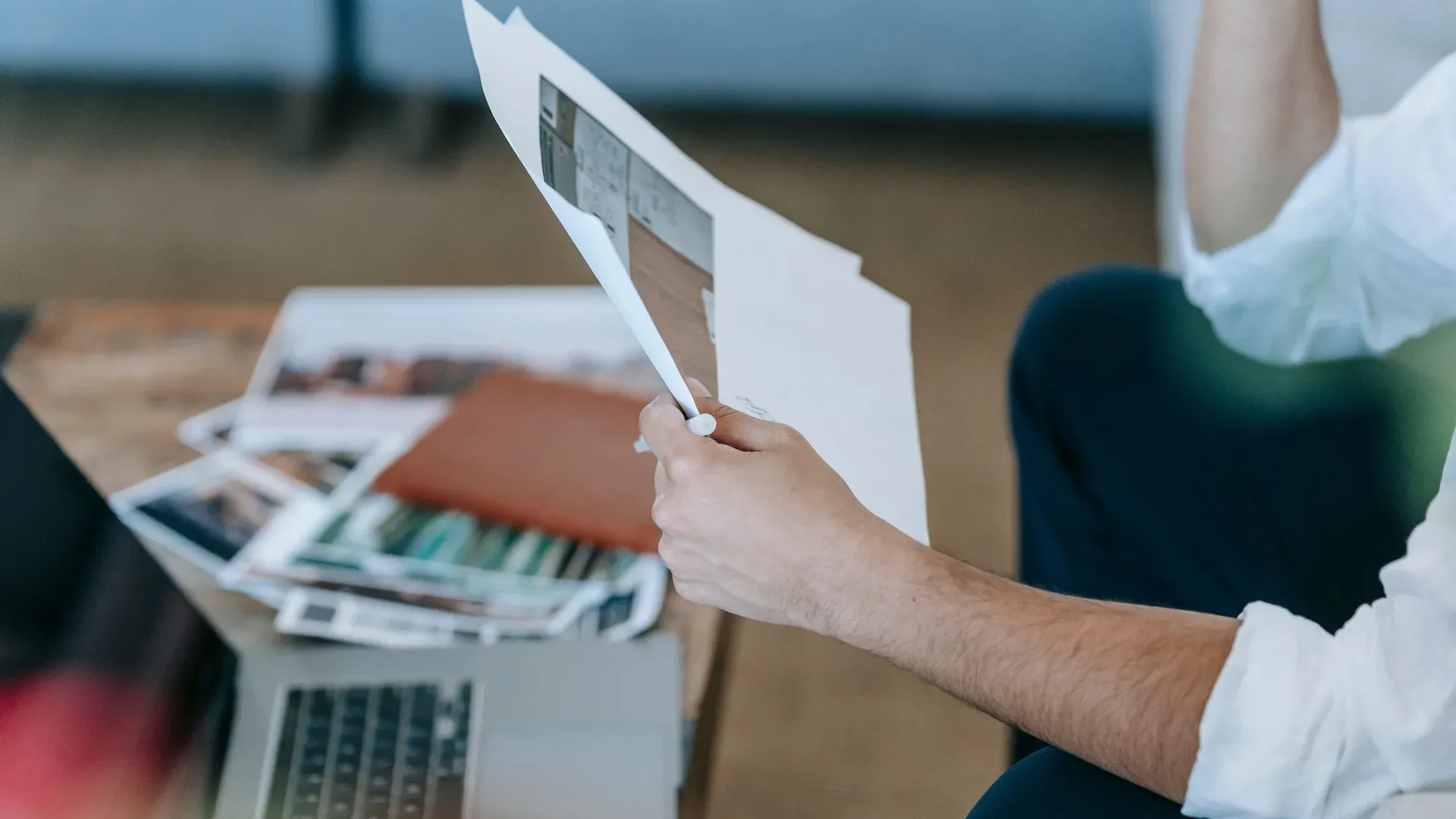 Dirigeant de PME qui étudie le budget de son projet de site web