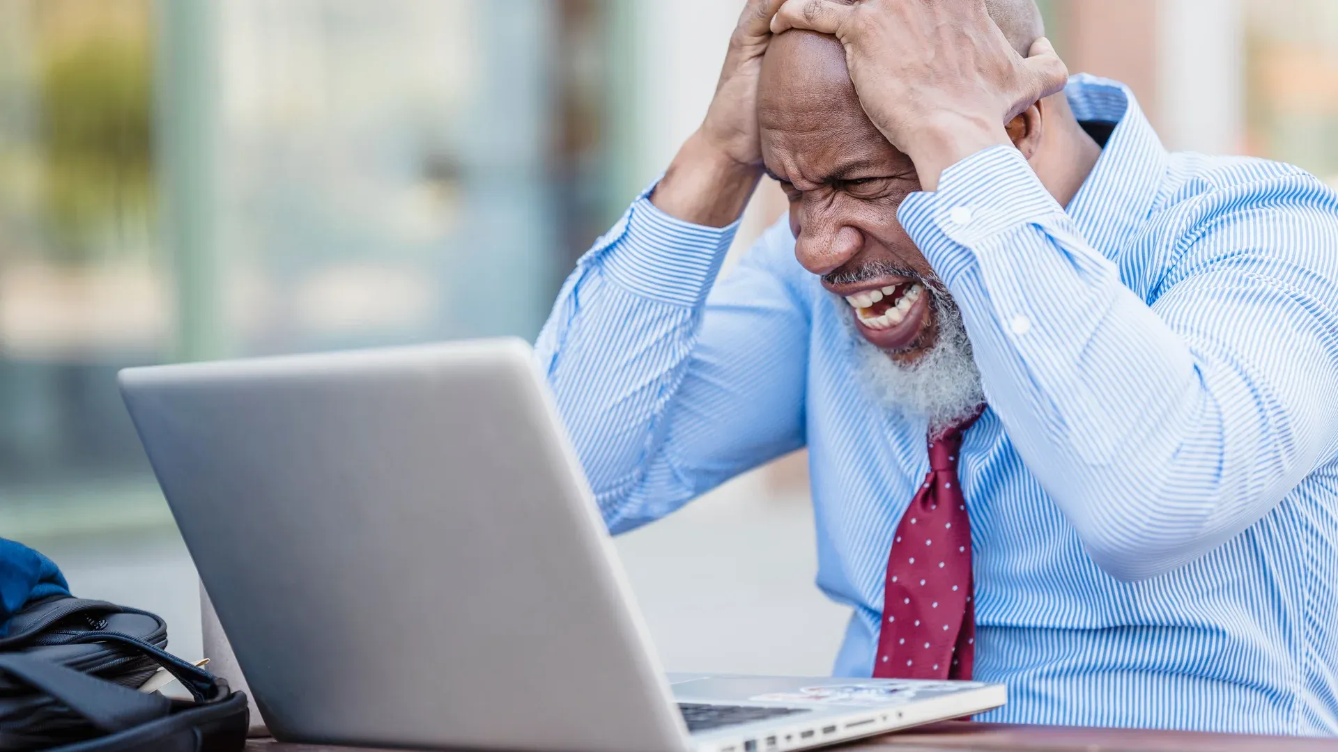 Responsable qui découvre un problème sur son site web devant son ordinateur