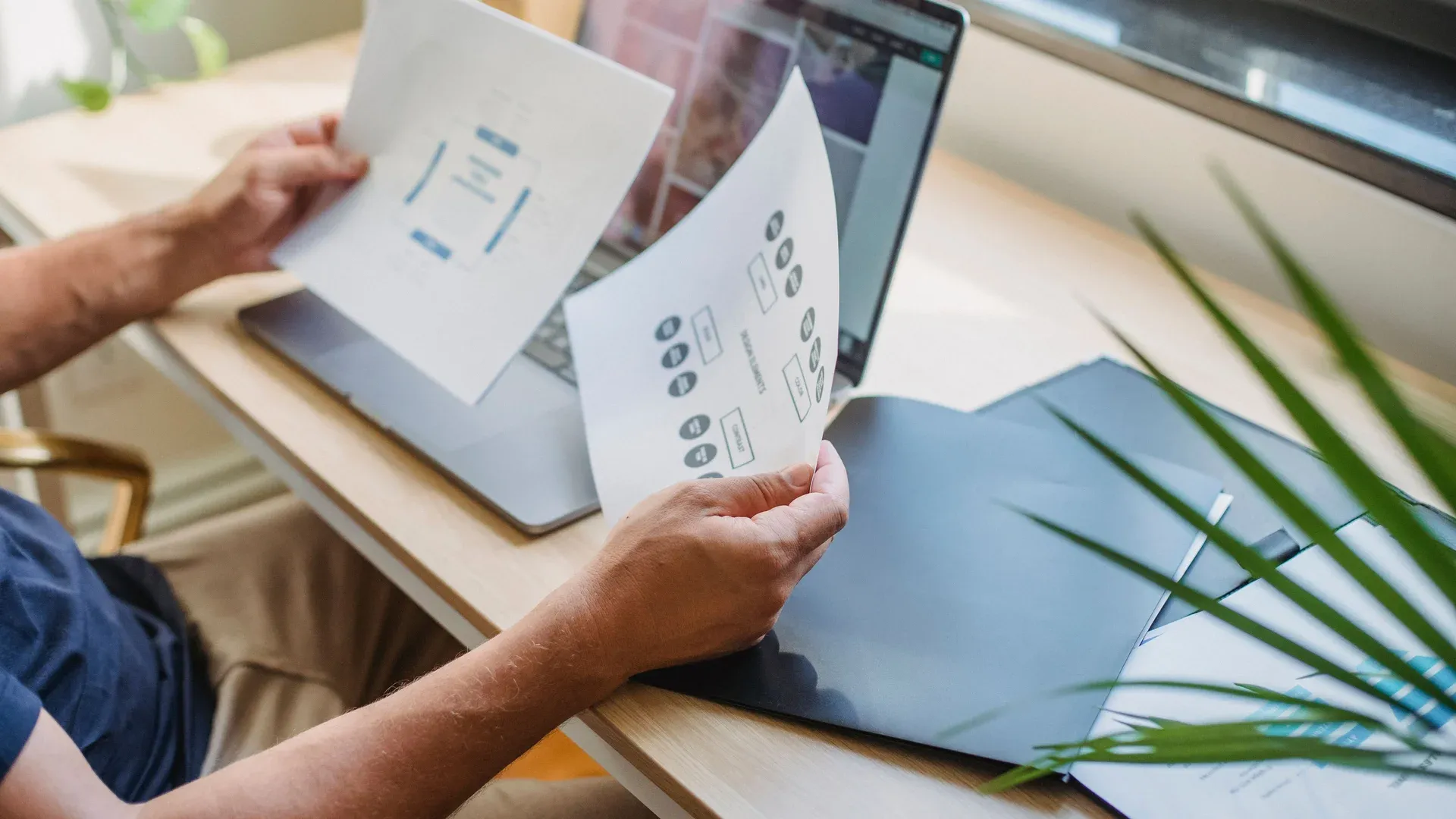 Dirigeant qui étudie le devis de conception de son site web à son bureau