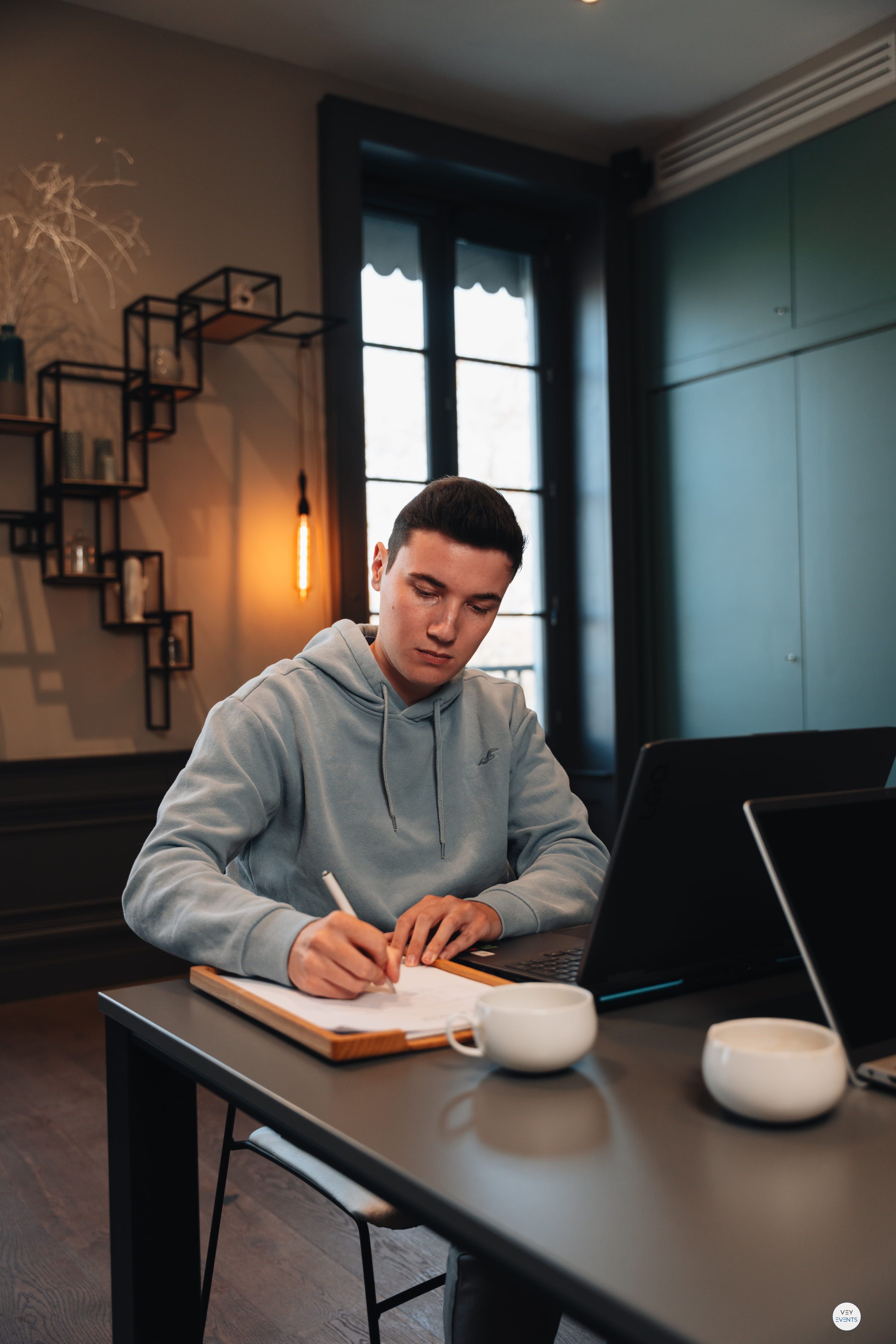 nicolas prenant des notes