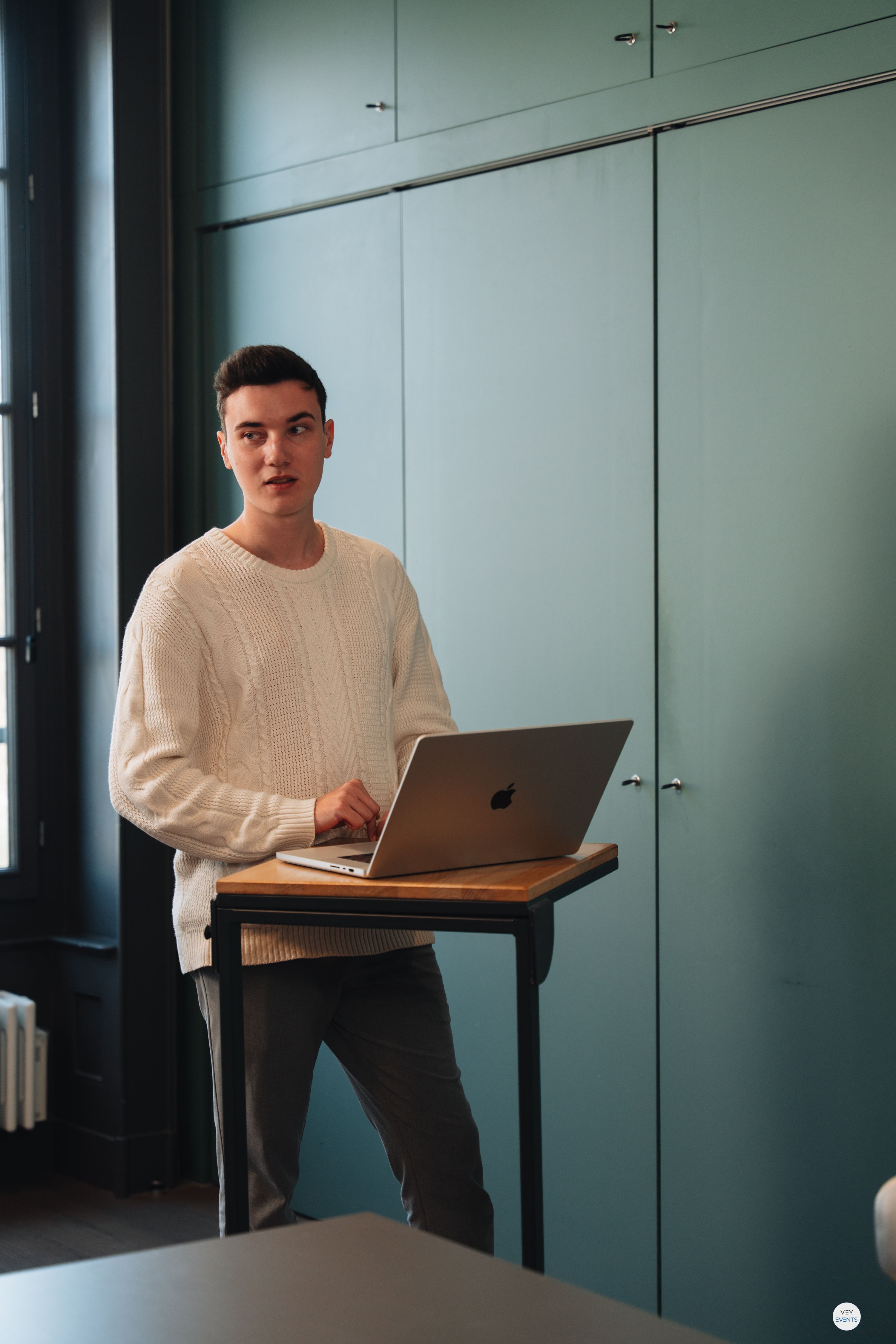 Nicolas travaillant sur l'ordinateur