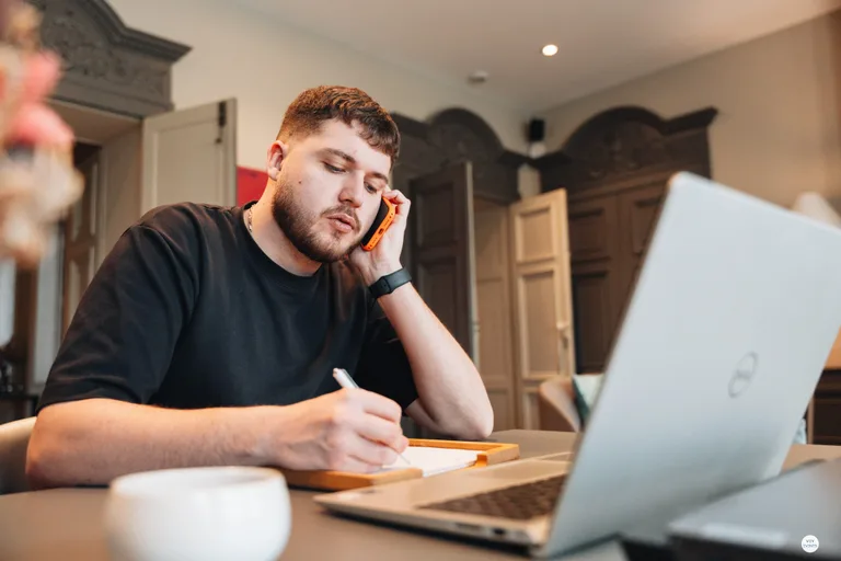 Mathis appelant au téléphone