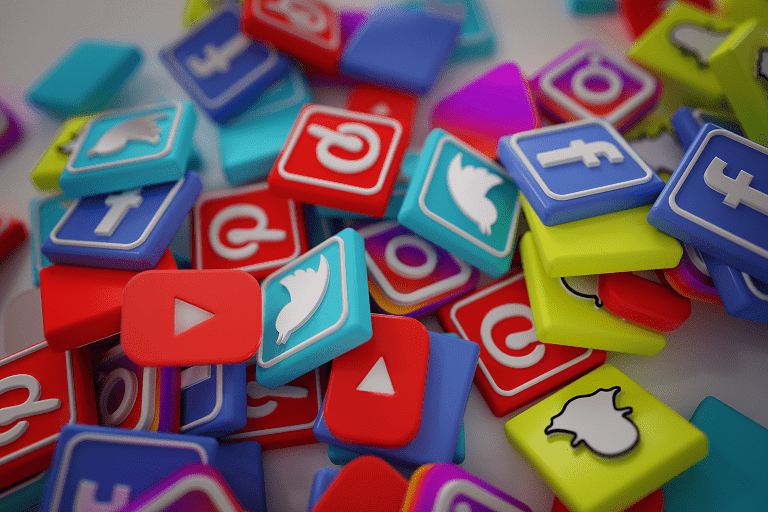 pile-3d-popular-social-media-logos-min.png