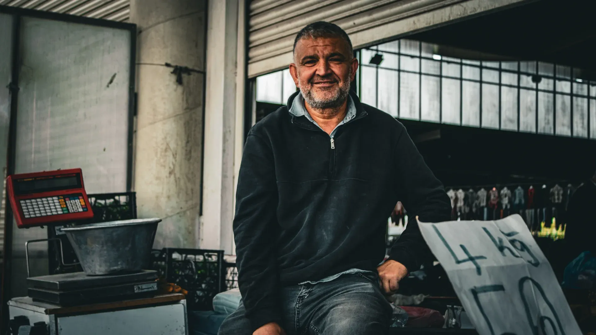 Entrepreneure qui compare deux devis de site e-commerce à son bureau