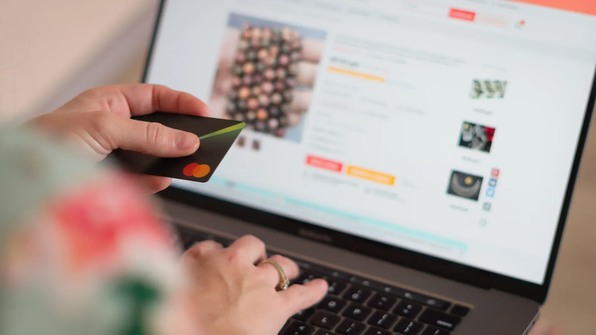 Responsable e-commerce qui met à jour le catalogue produits de sa boutique en ligne