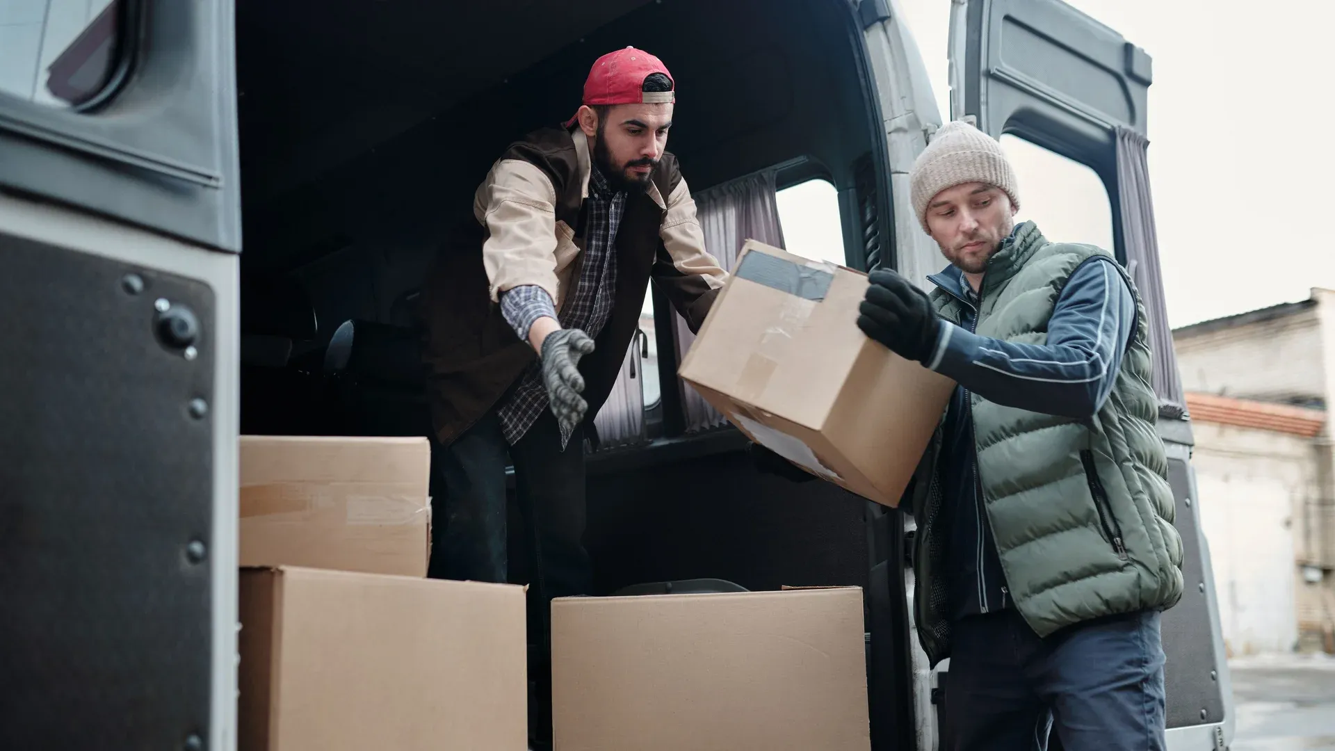 Employés qui préparent des colis, la logistique stock et transport d'une boutique en ligne