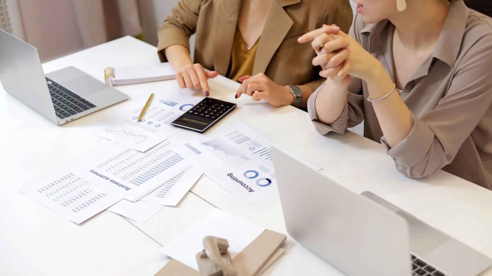 Dirigeante qui analyse les résultats de ventes et le retour sur investissement de sa boutique en ligne