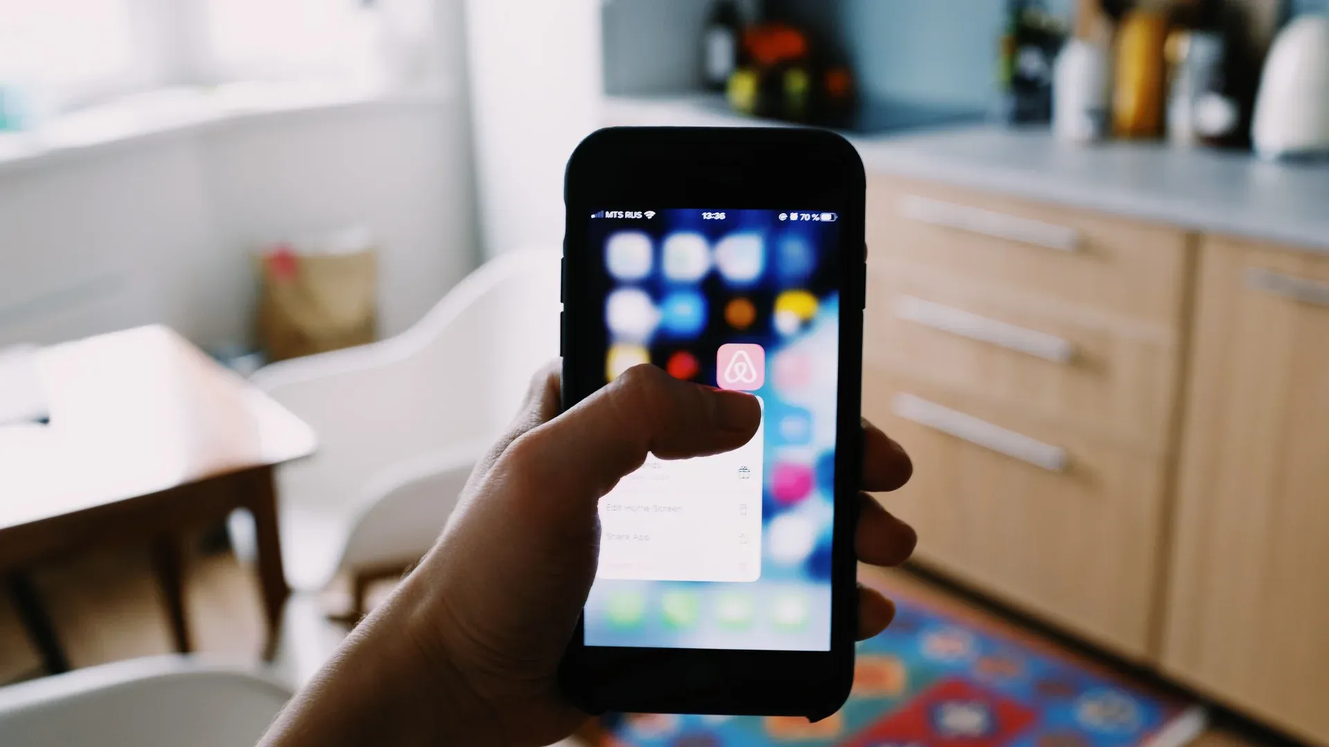 Cliente cherche un restaurant sur son smartphone avant de réserver