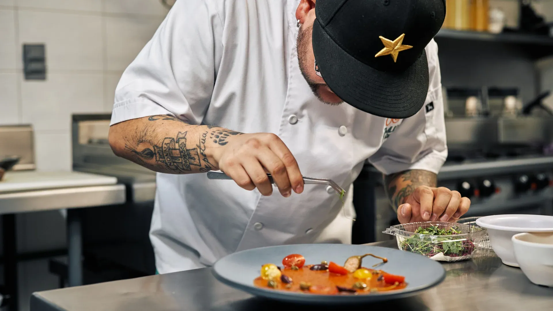 Chef dresse un plat en cuisine pour les photos du site du restaurant