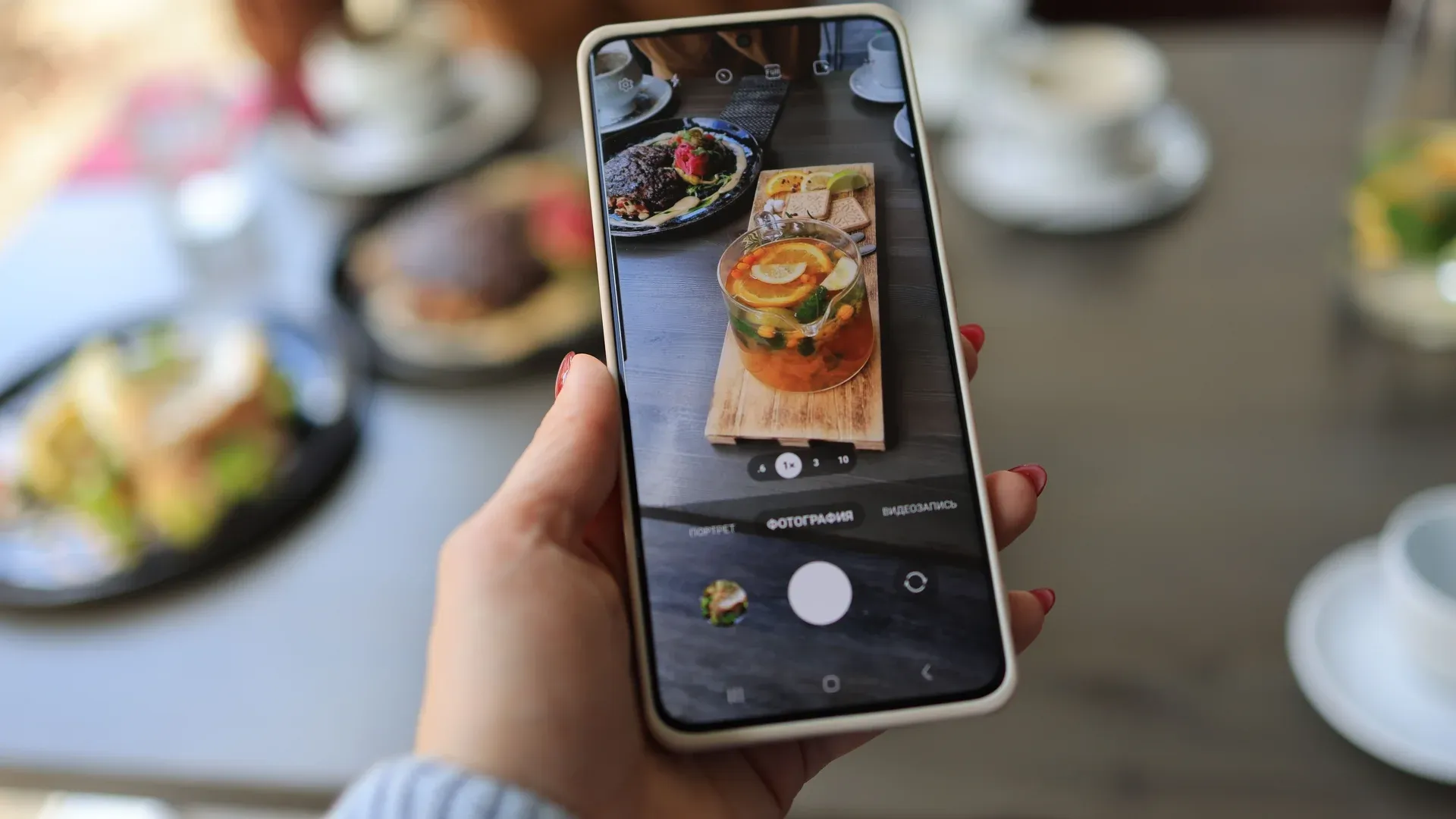 Client réserve une table de restaurant en ligne depuis son téléphone