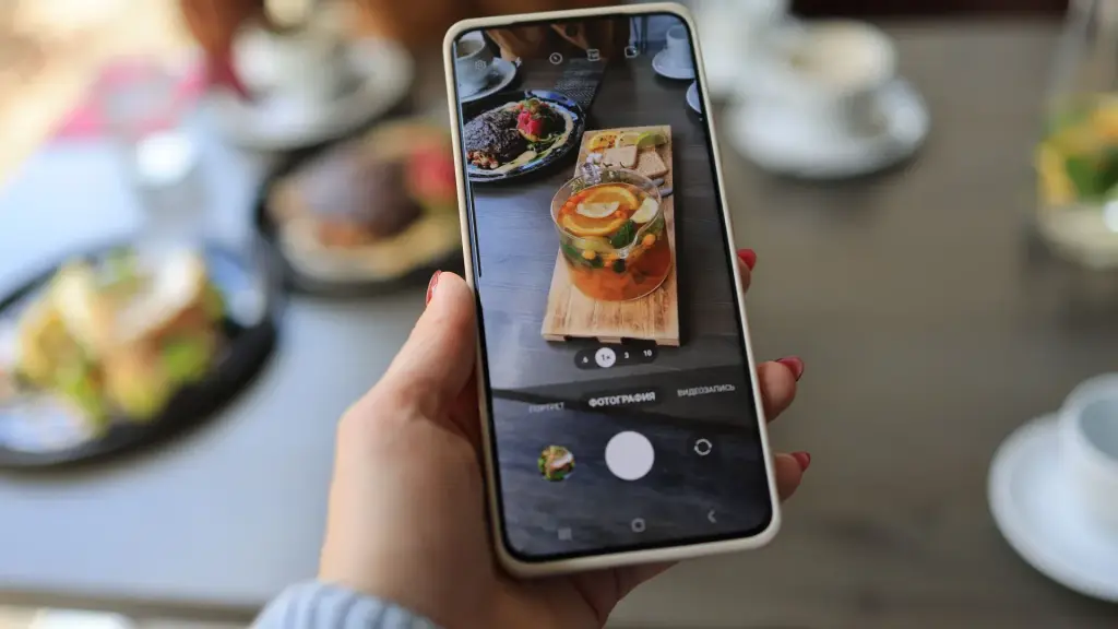 Client réserve une table de restaurant en ligne depuis son téléphone