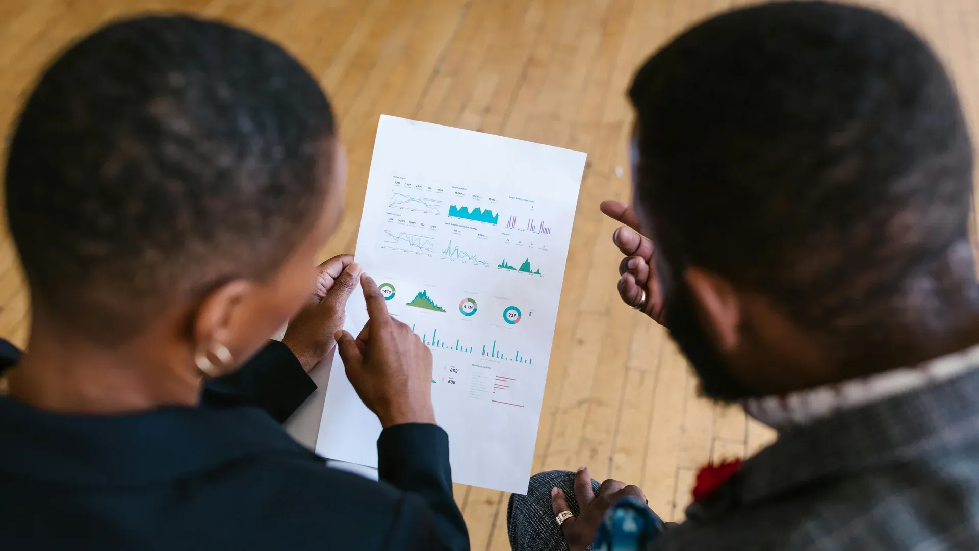 Consultant SEO analysant les données de performance avec un client PME