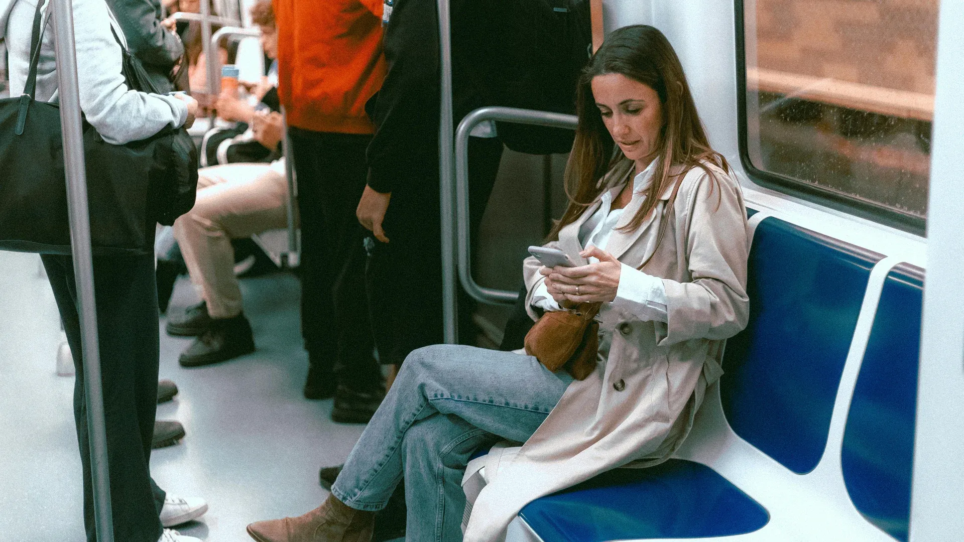 Dirigeant de PME qui consulte un site web lent sur son smartphone dans le train