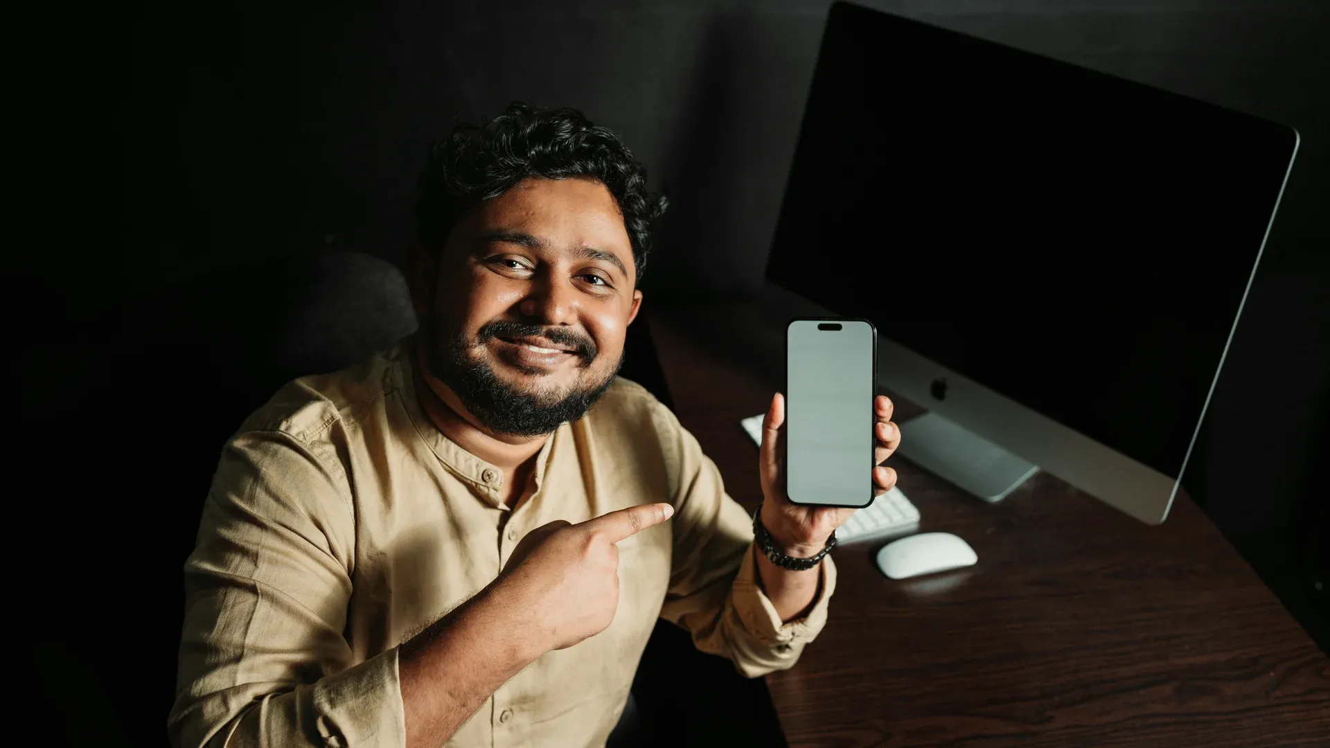 Designer qui optimise l'affichage mobile d'un site web sur un écran avec une maquette