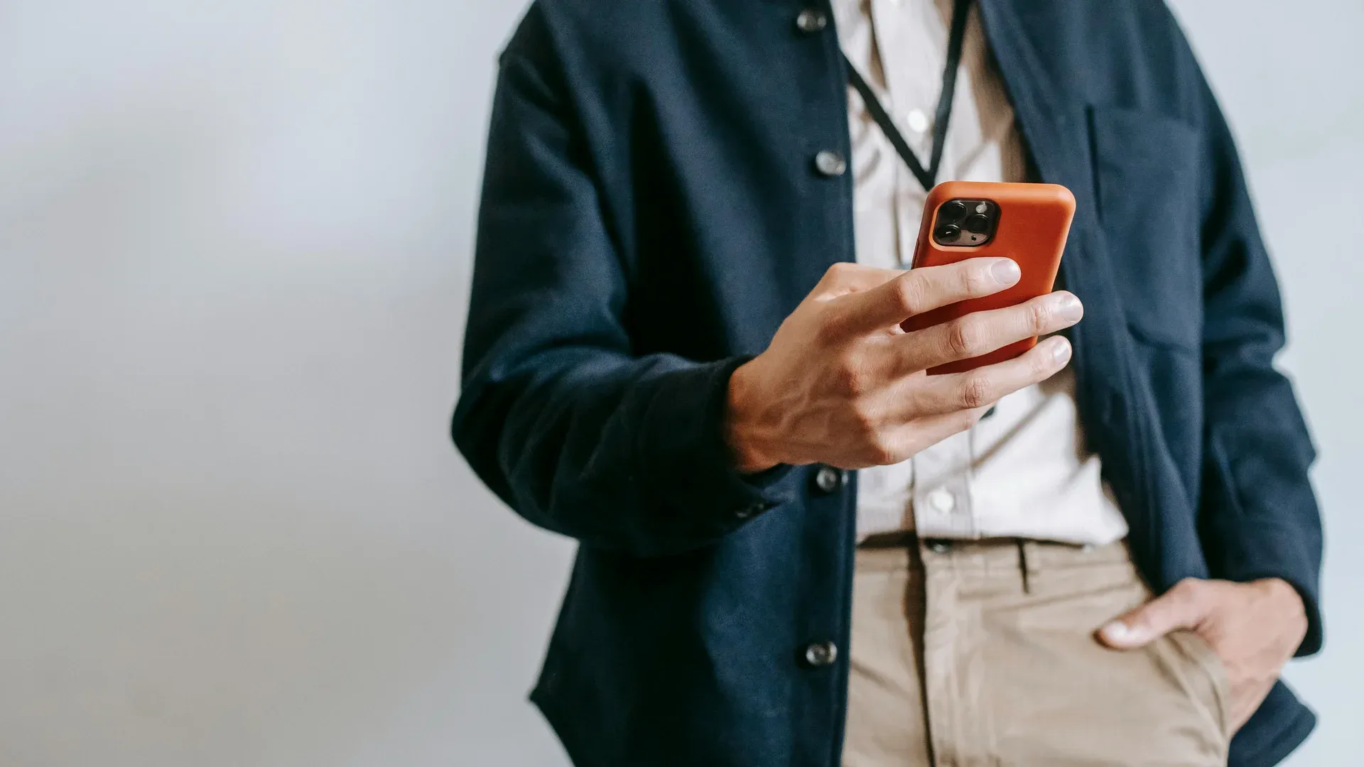 Visiteur remplissant un formulaire de contact sur mobile