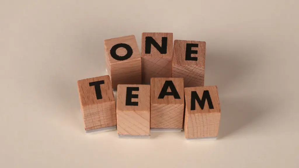 Cubes en bois qui forment les mots « One Team »