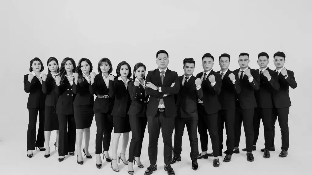 Photo de groupe en noir et blanc d'une équipe en tenue professionnelle